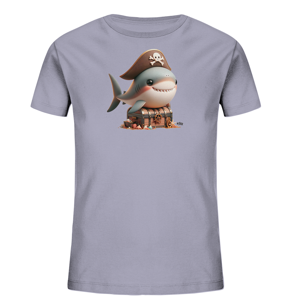 Onlineshop Shirts fuer Kinder - Das Bild zeigt ein hellgraues Kinder-T-Shirt mit einer Illustration eines froehlichen Hais. Der Hai traegt einen Piratenhut mit Totenkopf und sitzt auf einer Schatzkiste, die von Muscheln und Sand umgeben ist. Das Design ist kindgerecht und verspielt gestaltet.