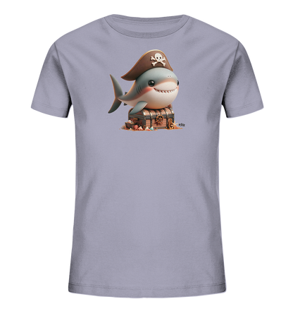 Onlineshop Shirts fuer Kinder - Das Bild zeigt ein hellgraues Kinder-T-Shirt mit einer Illustration eines froehlichen Hais. Der Hai traegt einen Piratenhut mit Totenkopf und sitzt auf einer Schatzkiste, die von Muscheln und Sand umgeben ist. Das Design ist kindgerecht und verspielt gestaltet.