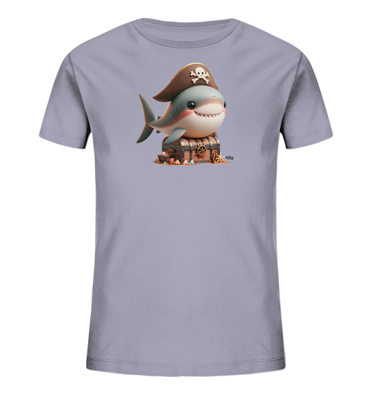 Onlineshop Shirts fuer Kinder - Das Bild zeigt ein hellgraues Kinder-T-Shirt mit einer Illustration eines froehlichen Hais. Der Hai traegt einen Piratenhut mit Totenkopf und sitzt auf einer Schatzkiste, die von Muscheln und Sand umgeben ist. Das Design ist kindgerecht und verspielt gestaltet.