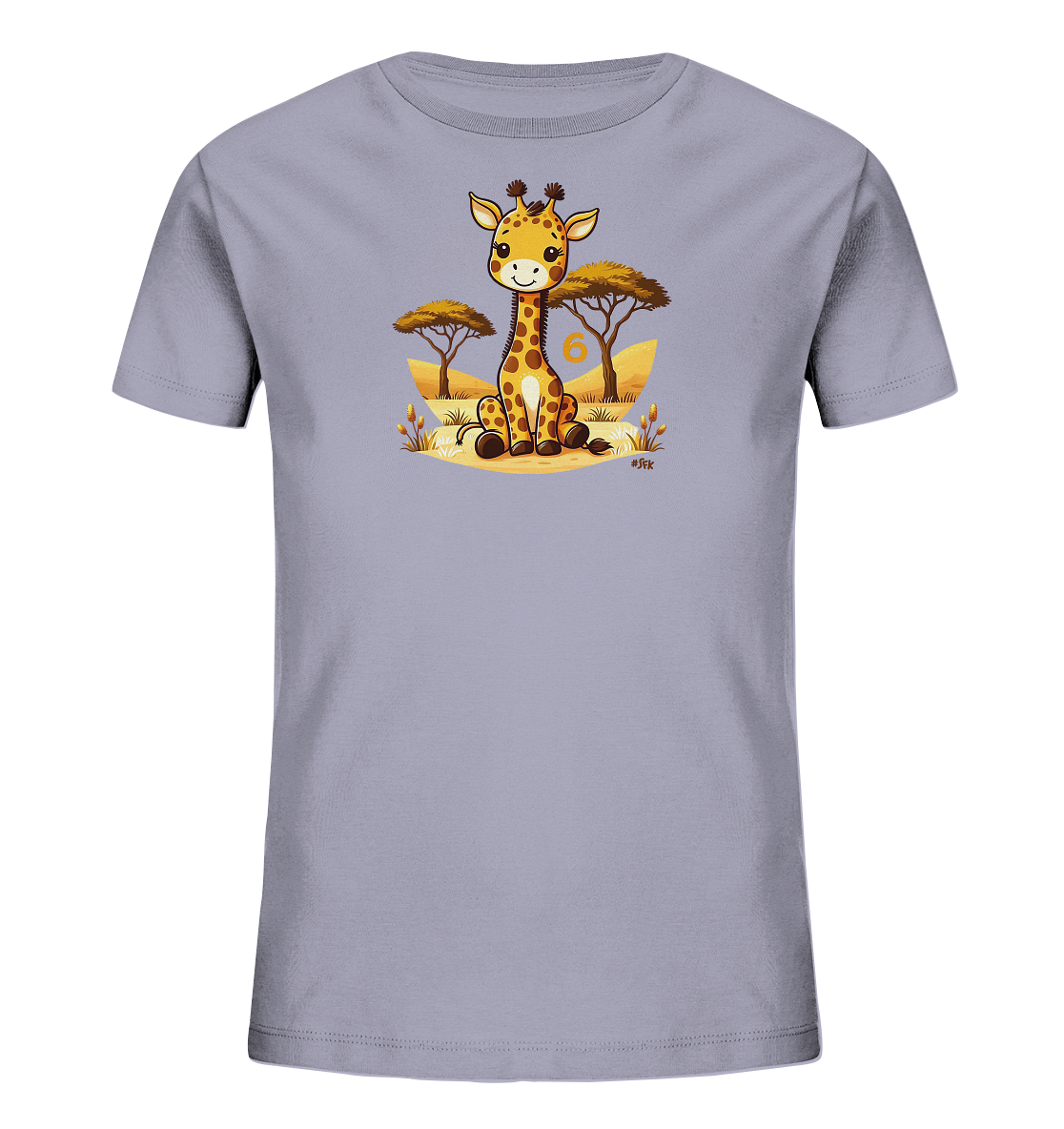 Onlineshop Shirts fuer Kinder - Das Bild zeigt ein hellgraues T-Shirt fuer Kinder mit einem bezaubernden Druck. Im Mittelpunkt steht eine niedliche, sitzende Cartoon-Giraffe in einer Savannenlandschaft mit Akazienbaeumen. Neben der Giraffe ist die Zahl '6' in einem warmen Farbton dargestellt. Das Design wirkt froehlich und ist ideal fuer kleine Abenteurer.