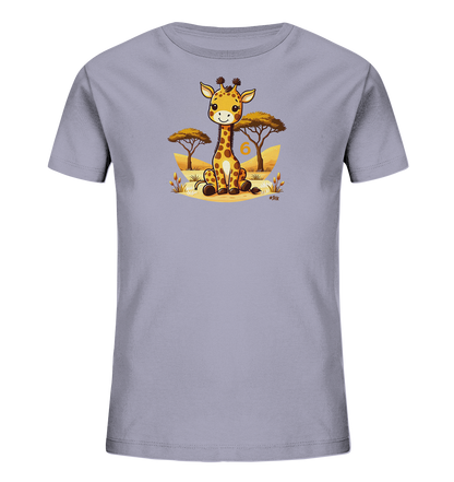 Onlineshop Shirts fuer Kinder - Das Bild zeigt ein hellgraues T-Shirt fuer Kinder mit einem bezaubernden Druck. Im Mittelpunkt steht eine niedliche, sitzende Cartoon-Giraffe in einer Savannenlandschaft mit Akazienbaeumen. Neben der Giraffe ist die Zahl '6' in einem warmen Farbton dargestellt. Das Design wirkt froehlich und ist ideal fuer kleine Abenteurer.