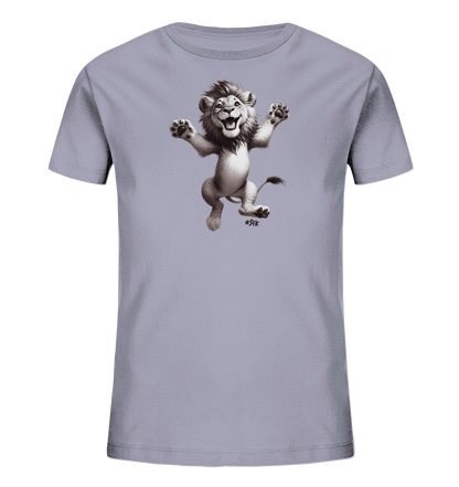 Onlineshop Shirts fuer Kinder - Das Bild zeigt ein hellgraues Kinder-T-Shirt mit einer Grafik eines springenden Loewen auf der Vorderseite. Der Loewe hat die Arme erhoben und ein breites Grinsen, was ihm einen froehlichen Ausdruck verleiht. Die Darstellung ist im Comic-Stil gehalten und in Grautoenen ausgefuehrt. Dieses Design wirkt lebhaft und spielerisch.