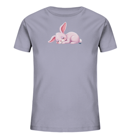 Onlineshop Shirts fuer Kinder - Das Bild zeigt ein hellviolettes Kinder-T-Shirt mit einem zentral platzierten Tiermotiv. Auf der Vorderseite ist ein rosa Haeschen dargestellt, das friedlich schlaeft. Das Haeschen liegt auf der Seite mit geschlossenen Augen und herabhaengenden Ohren, was eine sanfte und ruhige Atmosphaere erzeugt. Das Design ist liebevoll illustriert.