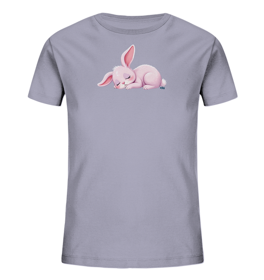 Onlineshop Shirts fuer Kinder - Das Bild zeigt ein hellviolettes Kinder-T-Shirt mit einem zentral platzierten Tiermotiv. Auf der Vorderseite ist ein rosa Haeschen dargestellt, das friedlich schlaeft. Das Haeschen liegt auf der Seite mit geschlossenen Augen und herabhaengenden Ohren, was eine sanfte und ruhige Atmosphaere erzeugt. Das Design ist liebevoll illustriert.