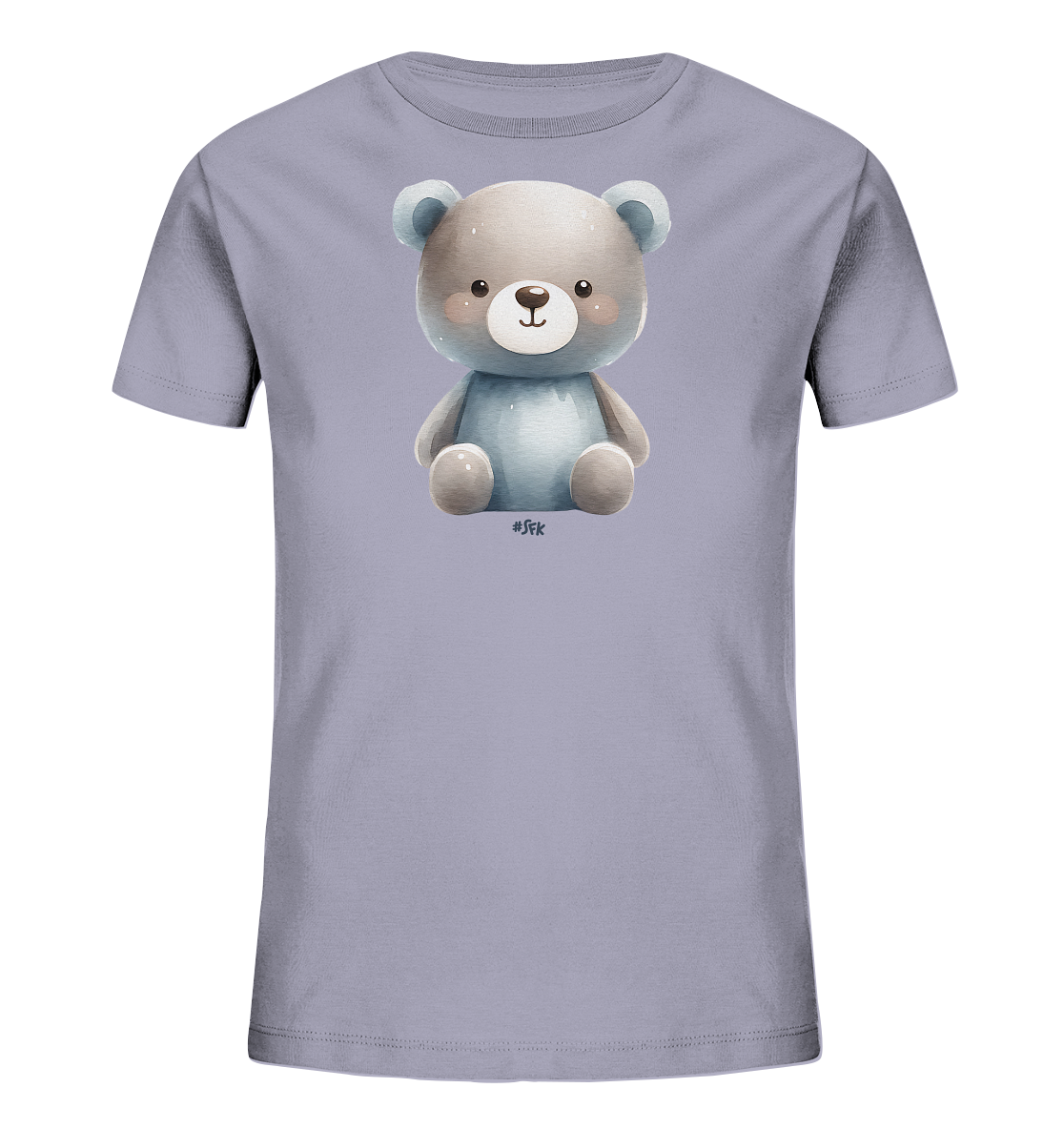 Onlineshop Shirts fuer Kinder - Das Bild zeigt ein hellviolettes T-Shirt fuer Kinder mit einer niedlichen Illustration auf der Vorderseite. Darauf ist ein sitzender Teddybaer abgebildet, der freundlich laechelt. Der Baer ist im Watercolor-Stil in sanften Grau-, Blau- und Brauntoenen gehalten und hat rosige Wangen. Dieses Design gibt dem Shirt einen charmanten und verspielten Charakter.