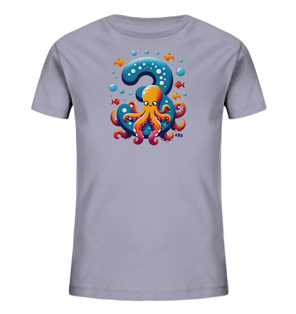 Onlineshop Shirts fuer Kinder - Das Bild zeigt ein hellgraues Kinder-T-Shirt mit einem farbenfrohen Aufdruck. Im Zentrum des Designs steht die grosse, blaue Zahl 3, die mit Punkten verziert ist. Ein lustiger, oranger Tintenfisch sitzt auf der Zahl. Kleine orange Fische und blaue Blasen umgeben das Motiv, was eine froehliche Unterwasserwelt darstellt.