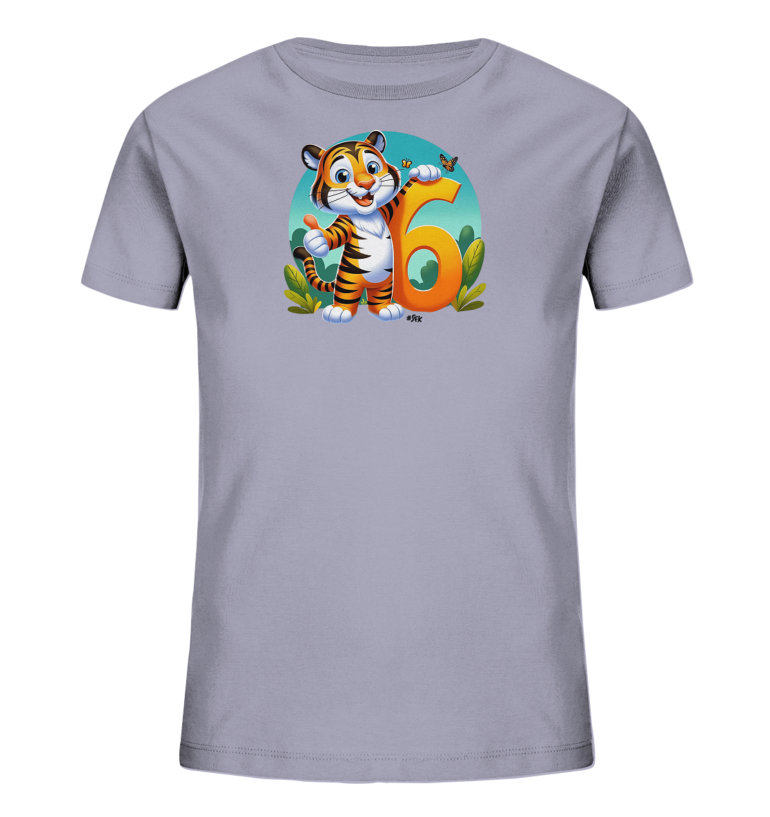 Onlineshop Shirts fuer Kinder - Das Bild zeigt ein Kindershirt in einem sanften Lilaton. Auf der Vorderseite ist eine froehliche Cartoon-Darstellung eines Tigers abgebildet, der einen Daumen hoch zeigt und neben einer grossen orangen Zahl '6' steht. Das Motiv ist von Blaettern und einem blauen Hintergrund umgeben, darueber schwebt ein kleiner Schmetterling. Das Design wirkt lebhaft und farbenfroh, ideal fuer ein Kinderoutfit.