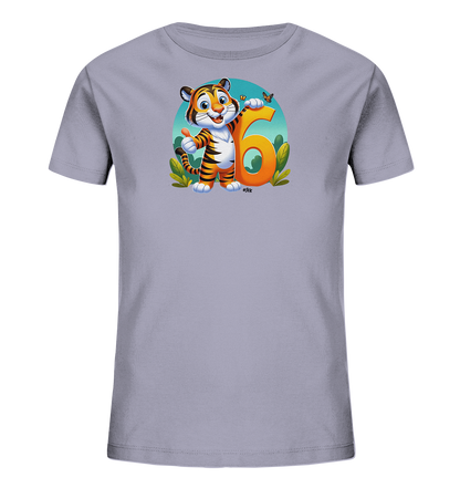 Onlineshop Shirts fuer Kinder - Das Bild zeigt ein Kindershirt in einem sanften Lilaton. Auf der Vorderseite ist eine froehliche Cartoon-Darstellung eines Tigers abgebildet, der einen Daumen hoch zeigt und neben einer grossen orangen Zahl '6' steht. Das Motiv ist von Blaettern und einem blauen Hintergrund umgeben, darueber schwebt ein kleiner Schmetterling. Das Design wirkt lebhaft und farbenfroh, ideal fuer ein Kinderoutfit.