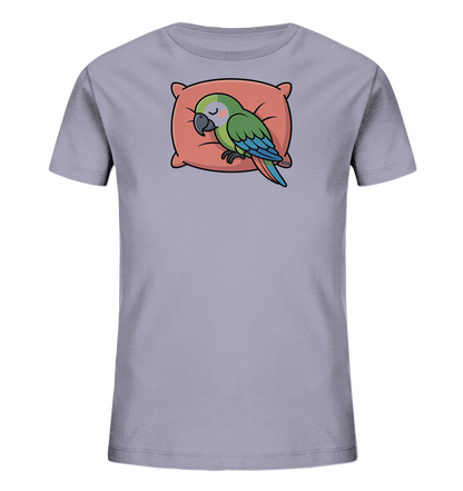 Onlineshop Shirts fuer Kinder - Das Bild zeigt ein hellgraues Kinder-T-Shirt mit einem ruhigen Motiv auf der Vorderseite. Darauf ist ein schlafender Papagei mit gruenen und blauen Federn zu sehen, der friedlich auf einem orangefarbenen Kissen liegt. Die Augen des Papageis sind geschlossen, was eine entspannte Atmosphaere vermittelt.