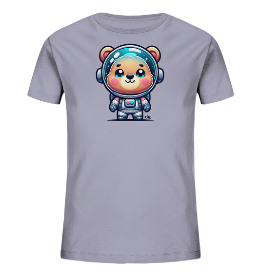 Onlineshop Shirts fuer Kinder - Das Bild zeigt ein hellgraues Kinder-T-Shirt. Darauf ist eine suesse Illustration eines Baeren in einem detaillierten Astronautenanzug abgebildet. Der Baer traegt einen Helm, der sein freundliches Gesicht mit grossen Augen und roten Wangen erkennen laesst. Das verspielte Design verleiht dem Shirt einen charmanten Weltraum-Look.