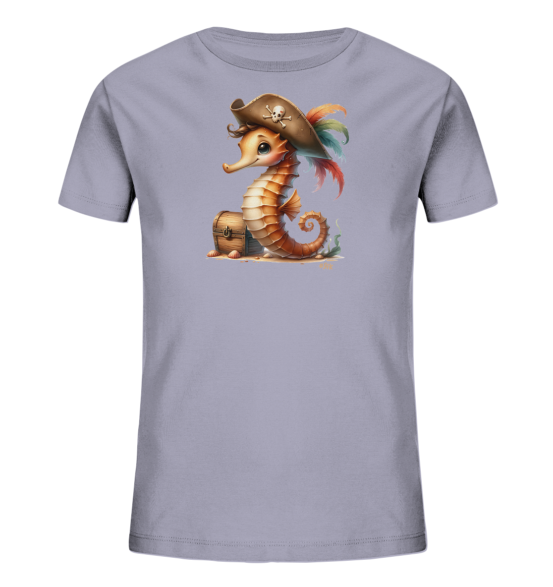 Onlineshop Shirts fuer Kinder - Das Bild zeigt ein hellgraues Kinder-T-Shirt mit einem aufgedruckten Motiv. Es ist ein cartoonartiges Seepferdchen abgebildet, das einen Piratenhut mit Totenkopf und bunten Federn traegt. Das Seepferdchen sitzt neben einer kleinen geoeffneten Schatzkiste auf dem Sand, umgeben von Muscheln und Seegras. Das Design hat einen verspielten und maritimen Charakter.