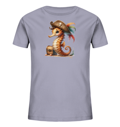 Onlineshop Shirts fuer Kinder - Das Bild zeigt ein hellgraues Kinder-T-Shirt mit einem aufgedruckten Motiv. Es ist ein cartoonartiges Seepferdchen abgebildet, das einen Piratenhut mit Totenkopf und bunten Federn traegt. Das Seepferdchen sitzt neben einer kleinen geoeffneten Schatzkiste auf dem Sand, umgeben von Muscheln und Seegras. Das Design hat einen verspielten und maritimen Charakter.