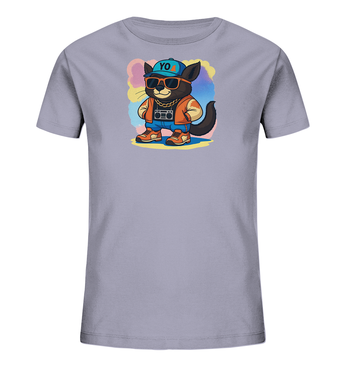 Onlineshop Shirts fuer Kinder - Das Bild zeigt ein hellgraues Kinder-T-Shirt mit einem auffaelligen Motiv einer coolen Katze. Die Katze traegt eine Muetze, Sonnenbrille, eine orangefarbene Jacke und Jeans. Sie hat eine goldene Kette und einen kleinen Ghettoblaster bei sich. Der Hintergrund des Motivs ist eine Mischung aus pastellfarbenen Wolken.