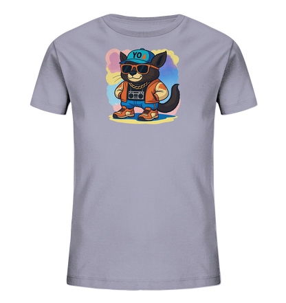 Onlineshop Shirts fuer Kinder - Das Bild zeigt ein hellgraues Kinder-T-Shirt mit einem auffaelligen Motiv einer coolen Katze. Die Katze traegt eine Muetze, Sonnenbrille, eine orangefarbene Jacke und Jeans. Sie hat eine goldene Kette und einen kleinen Ghettoblaster bei sich. Der Hintergrund des Motivs ist eine Mischung aus pastellfarbenen Wolken.