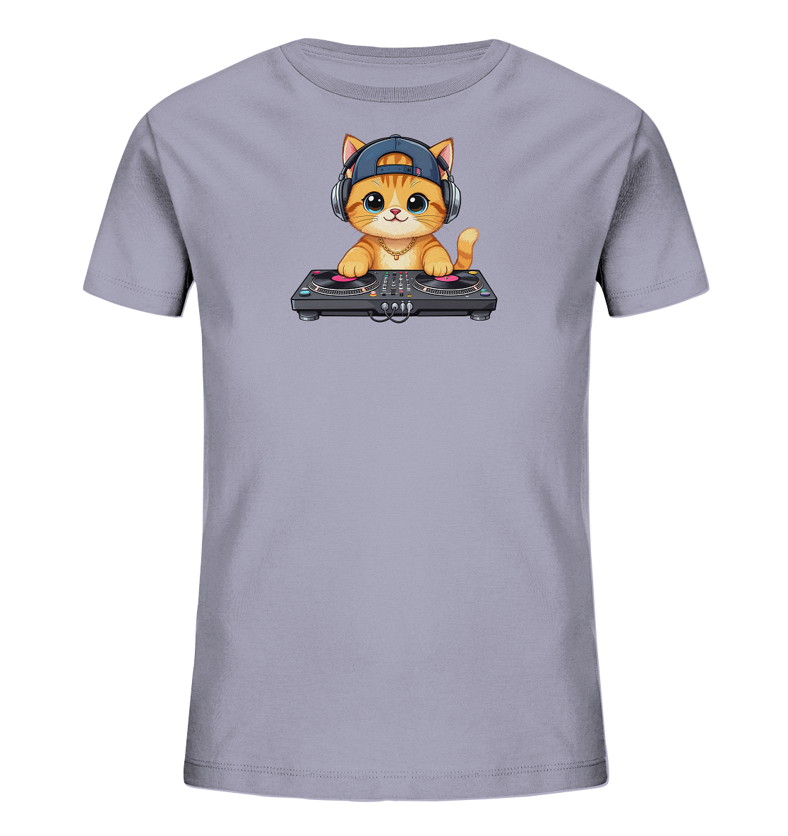 Onlineshop Shirts fuer Kinder - Das Bild zeigt ein hellgraues Kinder-T-Shirt mit einer charmanten Cartoon-Katze als Motiv. Die Katze traegt Kopfhoerer und eine blaue Baseballkappe und sitzt an einem DJ-Mischpult. Sie hat grosse, ausdrucksvolle Augen und eine goldene Halskette. Das Design verleiht dem Shirt einen verspielten und modernen Look.