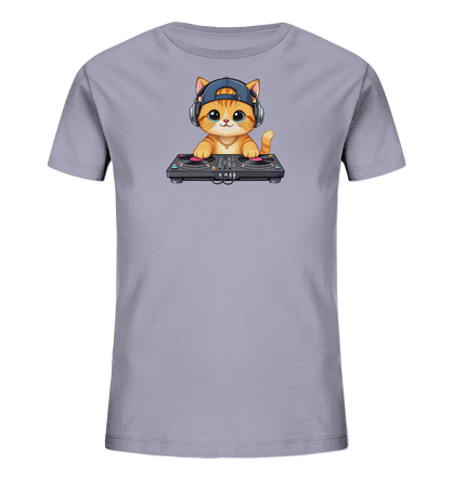 Onlineshop Shirts fuer Kinder - Das Bild zeigt ein hellgraues Kinder-T-Shirt mit einer charmanten Cartoon-Katze als Motiv. Die Katze traegt Kopfhoerer und eine blaue Baseballkappe und sitzt an einem DJ-Mischpult. Sie hat grosse, ausdrucksvolle Augen und eine goldene Halskette. Das Design verleiht dem Shirt einen verspielten und modernen Look.