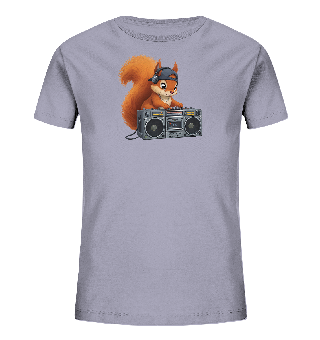 Onlineshop Shirts fuer Kinder - Das Bild zeigt ein hellgraues Kinder-T-Shirt mit einem niedlichen Eichhoernchen-Motiv auf der Vorderseite. Das orangebraune Eichhoernchen traegt Kopfhoerer und eine Baseballkappe. Es steht hinter einer detaillierten grauen Boombox, die es bedient. Das Design verleiht dem Shirt einen coolen und verspielten Musik-Charakter.