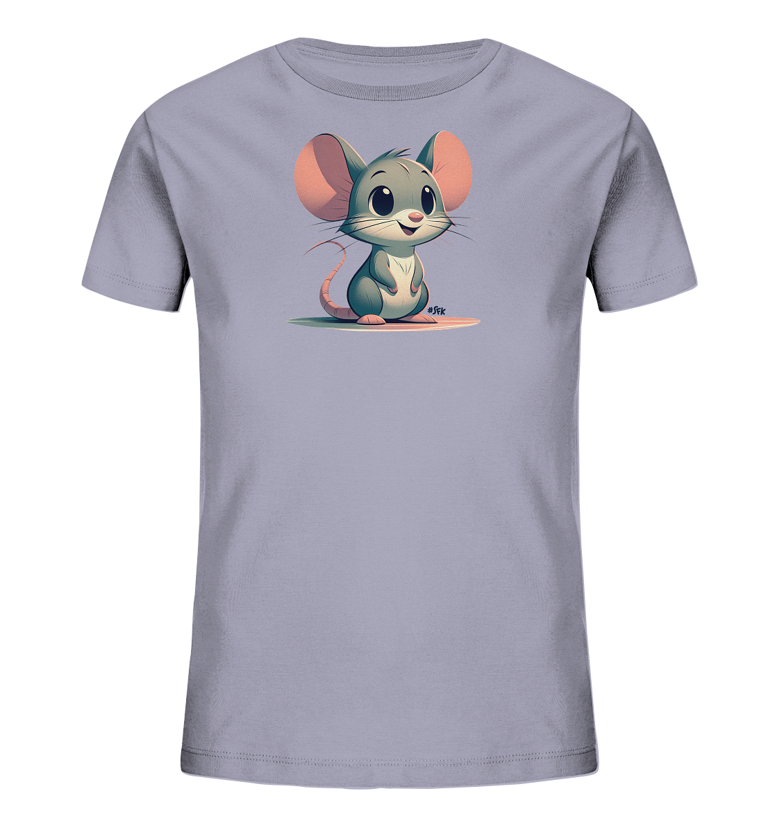 Onlineshop Shirts fuer Kinder - Das Bild zeigt ein hellviolettes T-Shirt fuer Kinder mit einer niedlichen Grafik einer kleinen Maus. Die cartoonhafte Maus hat grosse rosa Ohren, graues Fell und sitzt auf einer ovalen, gestreiften Flaeche. Sie blickt den Betrachter mit einem Laecheln an. Das Design wirkt froehlich und ansprechend fuer junge Kinder.