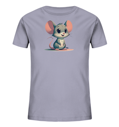 Onlineshop Shirts fuer Kinder - Das Bild zeigt ein hellviolettes T-Shirt fuer Kinder mit einer niedlichen Grafik einer kleinen Maus. Die cartoonhafte Maus hat grosse rosa Ohren, graues Fell und sitzt auf einer ovalen, gestreiften Flaeche. Sie blickt den Betrachter mit einem Laecheln an. Das Design wirkt froehlich und ansprechend fuer junge Kinder.