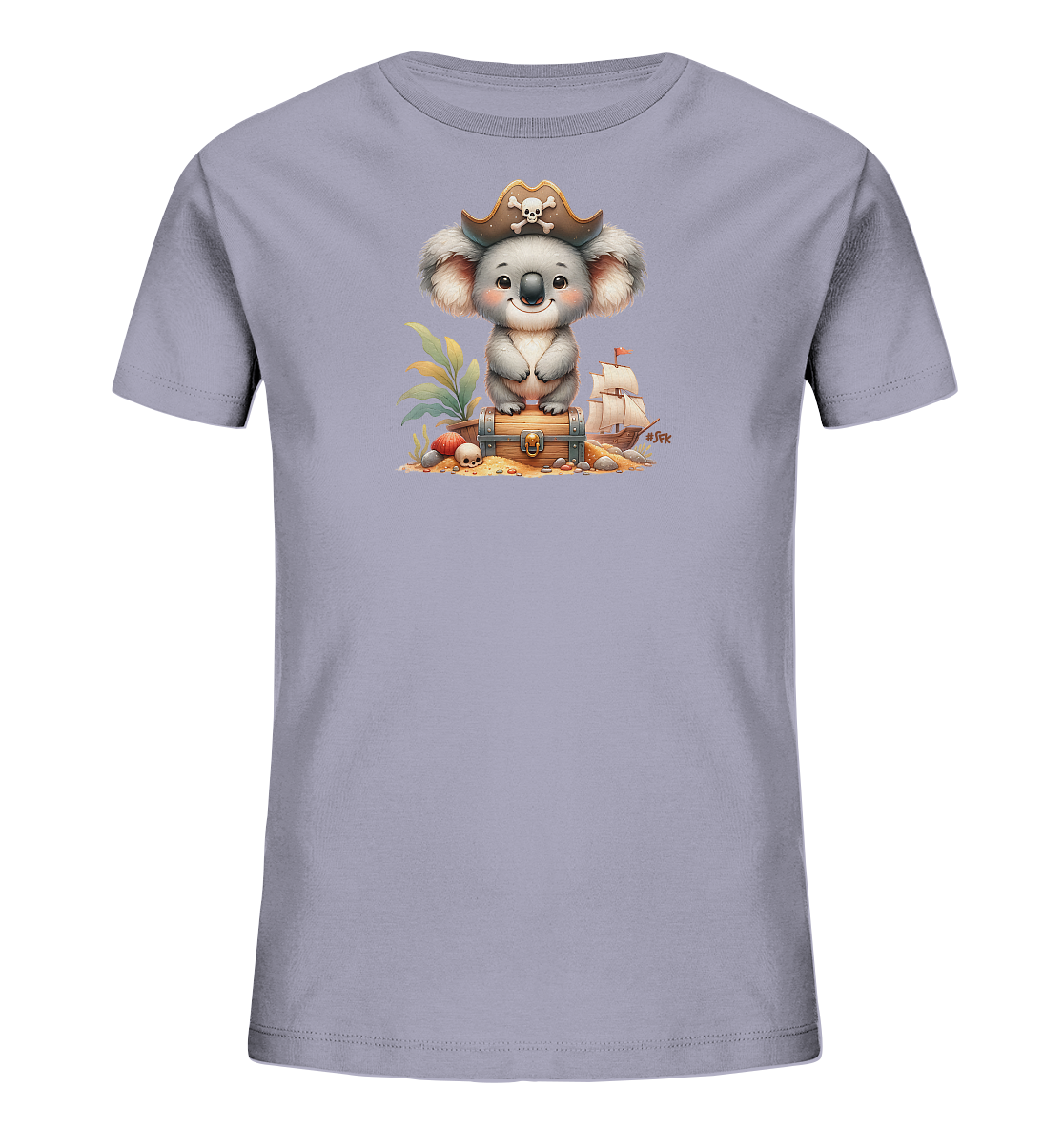 Onlineshop Shirts fuer Kinder - Das Bild zeigt ein hellgraues T-Shirt mit einem niedlichen Cartoon-Motiv eines Koalas, der als Pirat verkleidet ist. Der Koala traegt einen Piratenhut mit Totenkopf und sitzt auf einer geoeffneten Schatztruhe, umgeben von Elementen wie Muscheln, Steinen und einer kleinen Schiffsillustration. Das Design zeigt den Koala in einer freundlichen Pose inmitten einer Schatzinsel-Szenerie mit Pflanzen und einem Schaedel.