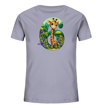 Onlineshop Shirts fuer Kinder - Das Bild zeigt ein hellgraues T-Shirt fuer Kinder. Es ist mit einer farbenfrohen Illustration einer Cartoon-Giraffe bedruckt. Die Giraffe steht inmitten einer ueppigen, tropischen Landschaft, die die Form der Zahl Sechs bildet. Das Design ist lebendig und ansprechend gestaltet.