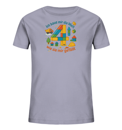 Onlineshop Shirts fuer Kinder - Das Bild zeigt ein helllilafarbenes Kinder-T-Shirt. Auf der Vorderseite ist eine bunte Zahl 4 abgebildet, die aus Bausteinen geformt ist. Um die Zahl herum sind Illustrationen wie ein LKW, Haeuser und Bausteine zu sehen. Dazu passend steht der Spruch "Ich baue mir die Welt wie sie mir gefaellt".