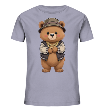 Onlineshop Shirts fuer Kinder - Das Bild zeigt ein hellgraues Kinder-T-Shirt mit einer Illustration eines niedlichen Teddybaeren. Der Baer traegt einen braunen Hut, eine Bomberjacke mit hellen Ärmeln und auffaellige goldene Ketten. Er hat einen freundlichen Ausdruck und die Pfoten verschraenkt, was dem Design einen laessigen und stilvollen Charakter verleiht.