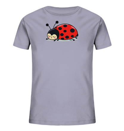 Onlineshop Shirts fuer Kinder - Das Bild zeigt ein hellgraues Kinder-T-Shirt mit einem grossen, niedlichen Marienkaefermotiv auf der Vorderseite. Der Marienkaefer ist rot mit schwarzen Punkten, hat einen schwarzen Kopf und Fuehler. Er liegt entspannt da, mit geschlossenen Augen und einem sanften Laecheln, was einen friedlichen Ausdruck vermittelt. Dieses Design verleiht dem Shirt einen verspielten und charmanten Charakter.