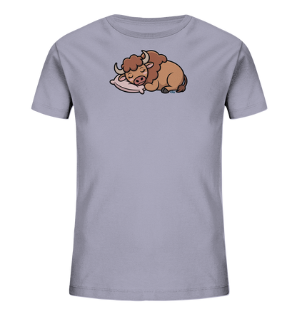 Onlineshop Shirts fuer Kinder - Das Bild zeigt ein hellgraues Kinder-T-Shirt. Auf der Vorderseite befindet sich eine Illustration eines schlafenden Bisonkalbes, das auf einem rosa Kissen ruht. Das Motiv ist in warmen Brauntoenen gehalten und zeichnet sich durch seinen sanften, cartoonhaften Stil aus. Dieses Design verleiht dem Shirt eine ruhige und niedliche Ausstrahlung.