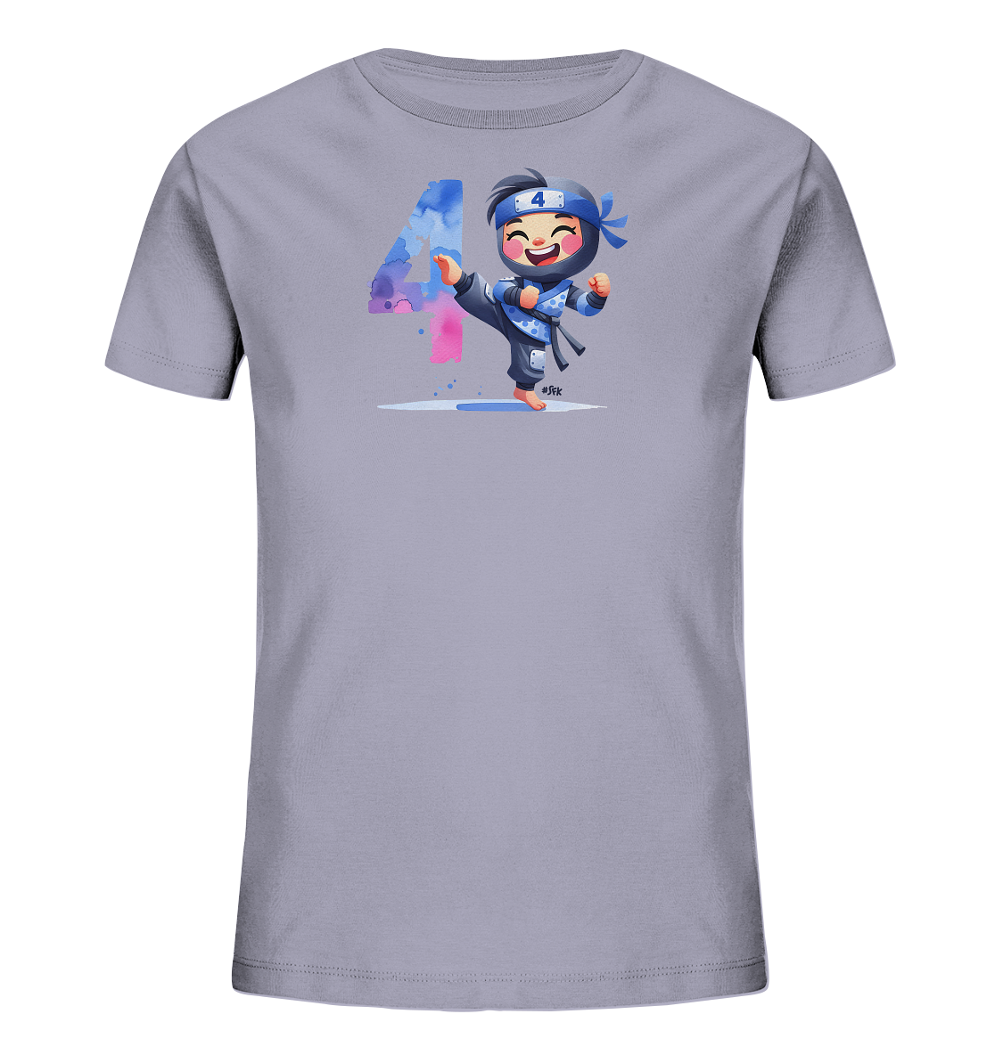 Onlineshop Shirts fuer Kinder - Das Bild zeigt ein hellgraues Kinder-T-Shirt mit einem farbenfrohen Druck auf der Vorderseite. Zu sehen ist ein lachender Cartoon-Ninja in Aktion, der einen Kick ausfuehrt. Neben dem Ninja ist eine grosse Zahl '4' im Aquarell-Stil dargestellt, gefuellt mit Blau- und Rosatoenen. Das Motiv wirkt verspielt und dynamisch.