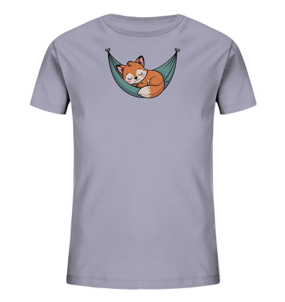 Onlineshop Shirts fuer Kinder - Das Bild zeigt ein helllila Kinder-T-Shirt mit einem niedlichen Motiv auf der Vorderseite. Darauf ist ein kleiner, oranger Fuchs zu sehen, der zusammengerollt in einer gruenen Haengematte schlaeft. Das friedliche Design verleiht dem Shirt eine beruhigende und verspielte Ausstrahlung, ideal fuer junge Traeger. Die Farbgebung des Shirts ist dezent und angenehm.