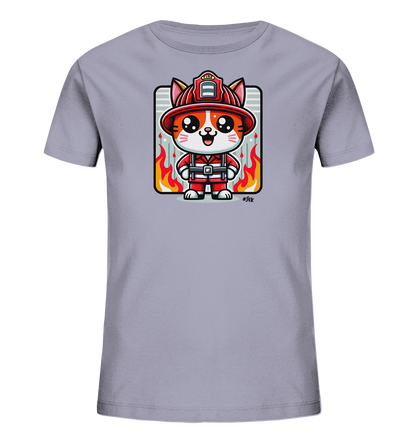 Onlineshop Shirts fuer Kinder - Das Bild zeigt ein hellgraues Kinder T-Shirt mit einem niedlichen Aufdruck einer Katze als Feuerwehrmann. Die Cartoon-Katze traegt einen roten Helm und Anzug und steht vor einem Hintergrund mit lodernden Flammen. Dieses Design ist lustig und spricht Kinder an, die Feuerwehr und Tiere moegen.