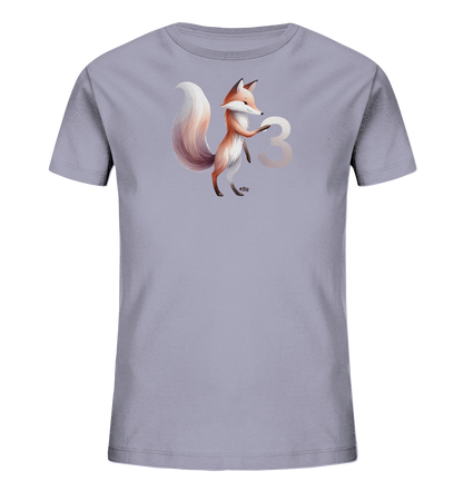 Onlineshop Shirts fuer Kinder - Dieses Bild zeigt ein hellviolettes Kinder-T-Shirt. Auf der Vorderseite ist eine niedliche, gezeichnete Illustration eines Fuchses abgebildet. Der Fuchs haelt die grosse, helle Zahl '3' in seinen Pfoten. Das Design wirkt verspielt und eignet sich gut fuer Kinder.