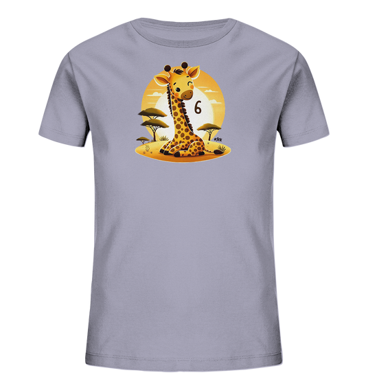 Onlineshop Shirts fuer Kinder - Das Bild zeigt ein hellgraues Kinder-T-Shirt mit einem niedlichen Aufdruck einer sitzenden Cartoon-Giraffe. Die Giraffe hat ein froehliches Gesicht und typische Flecken, platziert in einer Darstellung der afrikanischen Savanne mit Baeumen und einem grossen Sonnenkreis im Hintergrund. Neben dem Kopf der Giraffe ist prominent die Zahl '6' abgebildet. Das gesamte Design wirkt verspielt und ansprechend fuer junge Kinder.