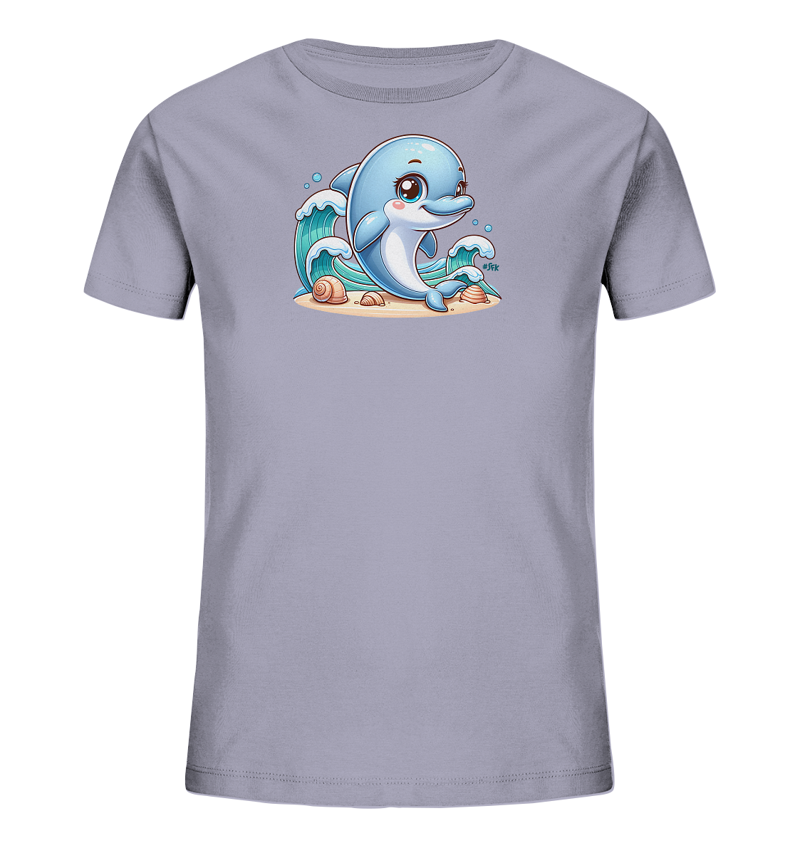 Onlineshop Shirts fuer Kinder - Das Bild zeigt ein hellgraues T-Shirt mit einem farbenfrohen Aufdruck. Das Design zeigt einen laechelnden Comic-Delfin, der am Strand sitzt, umgeben von stilisierten Wellen und Muscheln. Der Hintergrund stellt Sand und Meer dar und verleiht dem Motiv eine froehliche, sommerliche Atmosphaere.