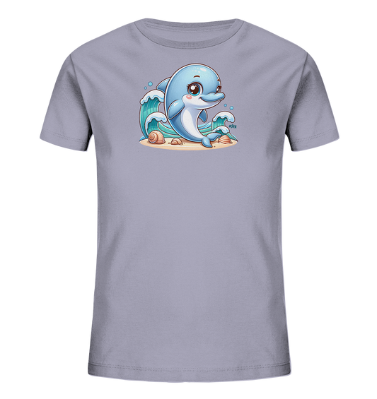 Onlineshop Shirts fuer Kinder - Das Bild zeigt ein hellgraues T-Shirt mit einem farbenfrohen Aufdruck. Das Design zeigt einen laechelnden Comic-Delfin, der am Strand sitzt, umgeben von stilisierten Wellen und Muscheln. Der Hintergrund stellt Sand und Meer dar und verleiht dem Motiv eine froehliche, sommerliche Atmosphaere.