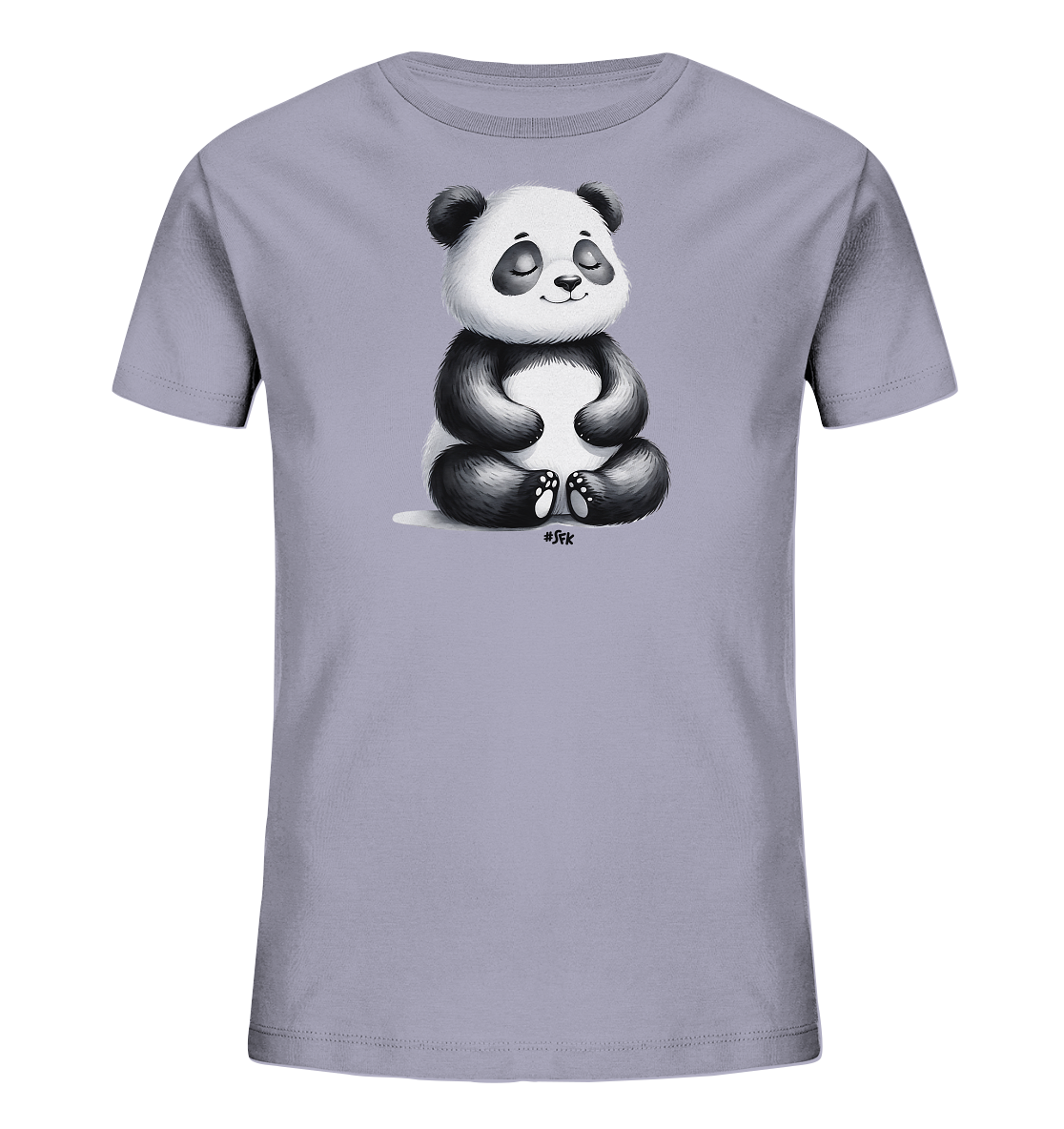 Onlineshop Shirts fuer Kinder - Dieses T-Shirt zeigt eine entzueckende Grafik eines Pandas, der in einer ruhigen, sitzenden Position dargestellt ist. Der Cartoon-Panda hat die Augen geschlossen und vermittelt einen friedlichen Ausdruck. Das Motiv ist in Schwarz und Weiss gehalten und zeigt kleine Details wie die Pfotenballen. Es ist ein charmantes Design fuer ein Kinder-T-Shirt.