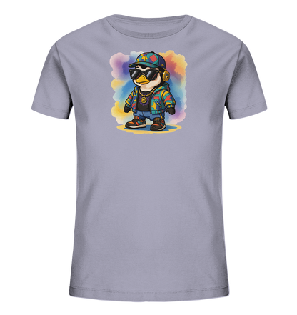 Onlineshop Shirts fuer Kinder - Das Bild zeigt ein hellgraues Kinder-T-Shirt mit einem laessigen Pinguin-Motiv auf der Vorderseite. Der Pinguin traegt Sonnenbrille, Kopfhoerer, eine bunte Kappe, eine goldene Kette und eine gestreifte Jacke ueber Jeans und Sneakern. Ein farbenfroher Aquarell-Hintergrund umgibt die Figur. Das Design wirkt modern und verspielt.