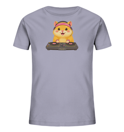 Onlineshop Shirts fuer Kinder - Das Bild zeigt ein hellgraues Kinder-T-Shirt mit einem lustigen Motiv auf der Vorderseite. Ein suesser, goldbrauner Hamster traegt pinkfarbene Kopfhoerer mit Mikrofon und steht an einem DJ-Mischpult mit zwei Plattenspielern. Der Hamster hat ein freundliches, offenes Laecheln und vermittelt einen verspielten Eindruck. Dieses Design verleiht dem Shirt einen froehlichen und einzigartigen Charakter.