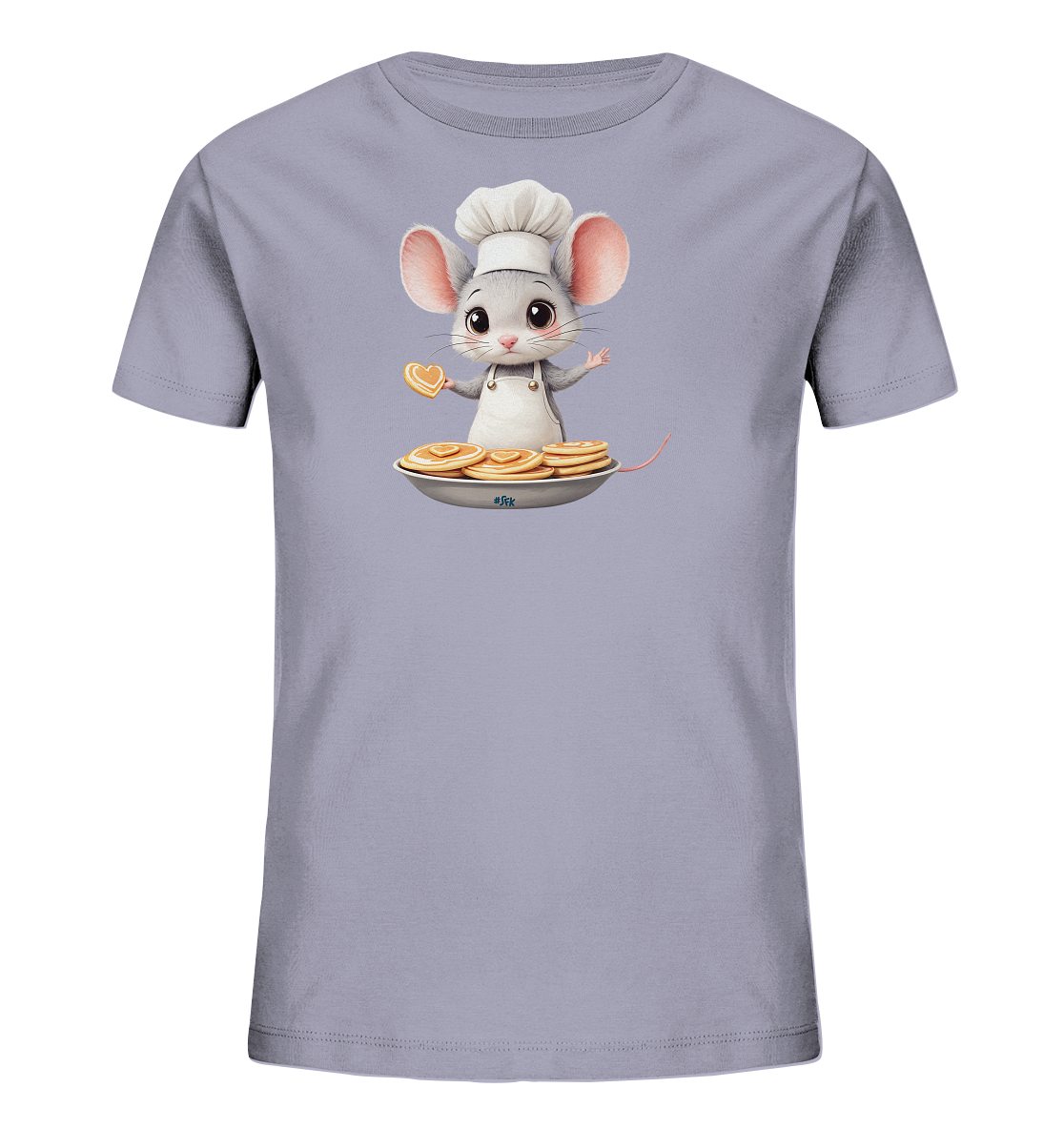 Onlineshop Shirts fuer Kinder - Das Bild zeigt ein helllila T-Shirt fuer Kinder. Auf der Vorderseite ist eine entzueckende Cartoon-Maus als Koch dargestellt, komplett mit Kochmuetze und Schuerze. Die Maus haelt ein herzfoermiges Gebaeckstueck in der Pfote und steht hinter einem Teller voller goldener Pfannkuchen. Das Motiv ist freundlich und detailreich gestaltet.