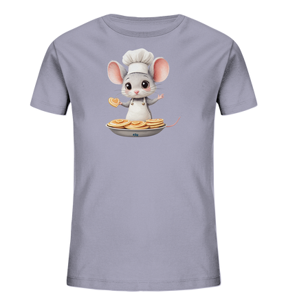 Onlineshop Shirts fuer Kinder - Das Bild zeigt ein helllila T-Shirt fuer Kinder. Auf der Vorderseite ist eine entzueckende Cartoon-Maus als Koch dargestellt, komplett mit Kochmuetze und Schuerze. Die Maus haelt ein herzfoermiges Gebaeckstueck in der Pfote und steht hinter einem Teller voller goldener Pfannkuchen. Das Motiv ist freundlich und detailreich gestaltet.
