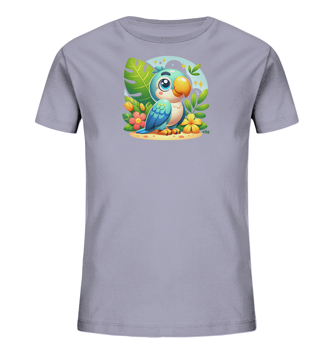 Onlineshop Shirts fuer Kinder - Das Bild zeigt ein hellviolettes T-Shirt fuer Kinder. Auf der Vorderseite ist eine niedliche Cartoon-Illustration eines blau-gruenen Papageis zu sehen. Der Papagei sitzt in einer tropischen Umgebung mit grossen gruenen Blaettern und bunten Blumen auf sandigem Grund vor einem hellblauen Himmel mit Sternen. Das farbenfrohe Design verleiht dem Shirt einen verspielten Look.