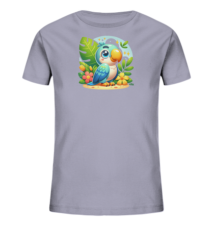 Onlineshop Shirts fuer Kinder - Das Bild zeigt ein hellviolettes T-Shirt fuer Kinder. Auf der Vorderseite ist eine niedliche Cartoon-Illustration eines blau-gruenen Papageis zu sehen. Der Papagei sitzt in einer tropischen Umgebung mit grossen gruenen Blaettern und bunten Blumen auf sandigem Grund vor einem hellblauen Himmel mit Sternen. Das farbenfrohe Design verleiht dem Shirt einen verspielten Look.