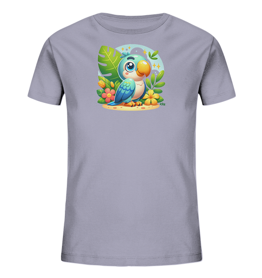 Onlineshop Shirts fuer Kinder - Das Bild zeigt ein hellviolettes T-Shirt fuer Kinder. Auf der Vorderseite ist eine niedliche Cartoon-Illustration eines blau-gruenen Papageis zu sehen. Der Papagei sitzt in einer tropischen Umgebung mit grossen gruenen Blaettern und bunten Blumen auf sandigem Grund vor einem hellblauen Himmel mit Sternen. Das farbenfrohe Design verleiht dem Shirt einen verspielten Look.