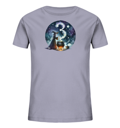 Onlineshop Shirts fuer Kinder - Das Bild zeigt ein hellgraues Kinder-T-Shirt mit einem runden Motiv. Im Motiv ist eine Zauberin zu sehen, die einen Kessel ruehrt. Aus dem Kessel steigt Rauch auf, der die Form der Zahl Drei annimmt. Der Hintergrund zeigt einen Sternenhimmel, was dem Design eine magische Note verleiht.