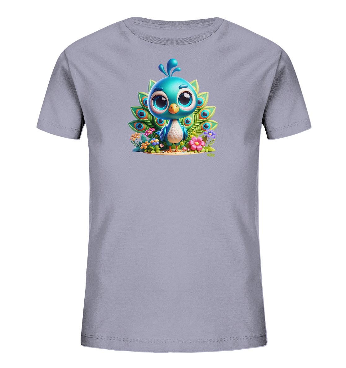 Onlineshop Shirts fuer Kinder - Das Bild zeigt ein hellviolettes T-Shirt mit einem farbenfrohen Motiv in der Mitte. Es ist eine niedliche Cartoon-Darstellung eines blauen Vogels, der einem jungen Pfau aehnelt. Der Vogel steht vor aufgefaecherten Pfauenfedern und ist umgeben von bunten Blumen und gruenen Pflanzen. Das Design wirkt froehlich und detailliert.