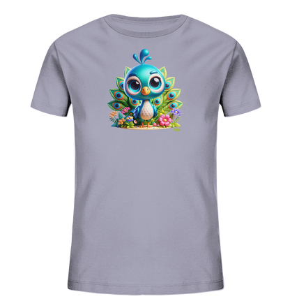 Onlineshop Shirts fuer Kinder - Das Bild zeigt ein hellviolettes T-Shirt mit einem farbenfrohen Motiv in der Mitte. Es ist eine niedliche Cartoon-Darstellung eines blauen Vogels, der einem jungen Pfau aehnelt. Der Vogel steht vor aufgefaecherten Pfauenfedern und ist umgeben von bunten Blumen und gruenen Pflanzen. Das Design wirkt froehlich und detailliert.