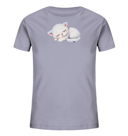 Onlineshop Shirts fuer Kinder - Das Bild zeigt ein hellgraues Kinder-T-Shirt mit einer niedlichen Illustration eines schlafenden weissen Kaetzchens auf der Vorderseite. Das Kaetzchen ist friedlich zusammengerollt dargestellt, mit geschlossenen Augen und zartrosa sowie blauen Akzenten an den Ohren. Das Design verleiht dem Shirt einen ruhigen und liebevollen Charakter, ideal fuer Kinder.
