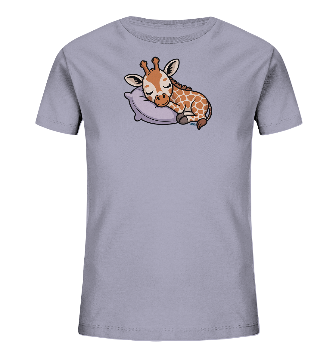 Onlineshop Shirts fuer Kinder - Das Bild zeigt ein helllila Kinder-T-Shirt mit einem niedlichen Tiermotiv auf der Vorderseite. Eine kleine, schlafende Giraffe mit braunen Flecken und hellen Hoernern liegt friedlich auf einem lilafarbenen Kissen. Das Design ist liebevoll gestaltet und vermittelt einen ruhigen, sanften Ausdruck, ideal fuer Kinderkleidung.