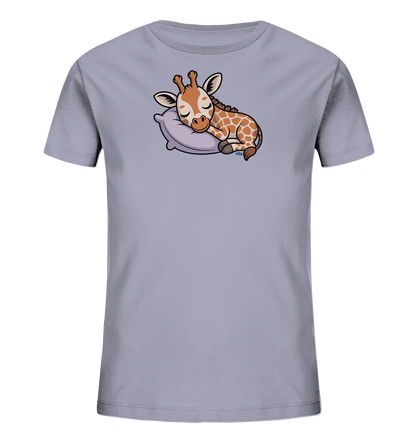 Onlineshop Shirts fuer Kinder - Das Bild zeigt ein helllila Kinder-T-Shirt mit einem niedlichen Tiermotiv auf der Vorderseite. Eine kleine, schlafende Giraffe mit braunen Flecken und hellen Hoernern liegt friedlich auf einem lilafarbenen Kissen. Das Design ist liebevoll gestaltet und vermittelt einen ruhigen, sanften Ausdruck, ideal fuer Kinderkleidung.